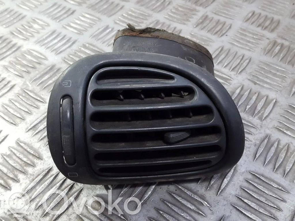 Peugeot 206 Moldura protectora de la rejilla de ventilación lateral del panel 