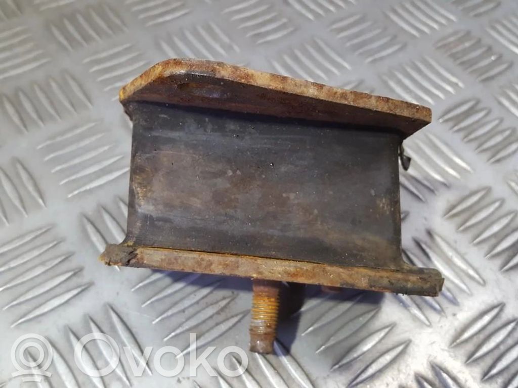 Moottorin kiinnikekorvake   MB007023,MB007023