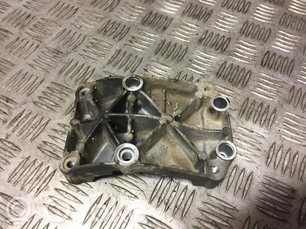 Ford Focus Engine mounting bracket 