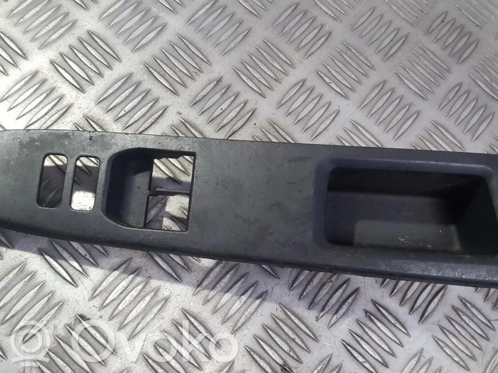 Toyota Yaris Moldura del interruptor de la ventana de la puerta delantera 