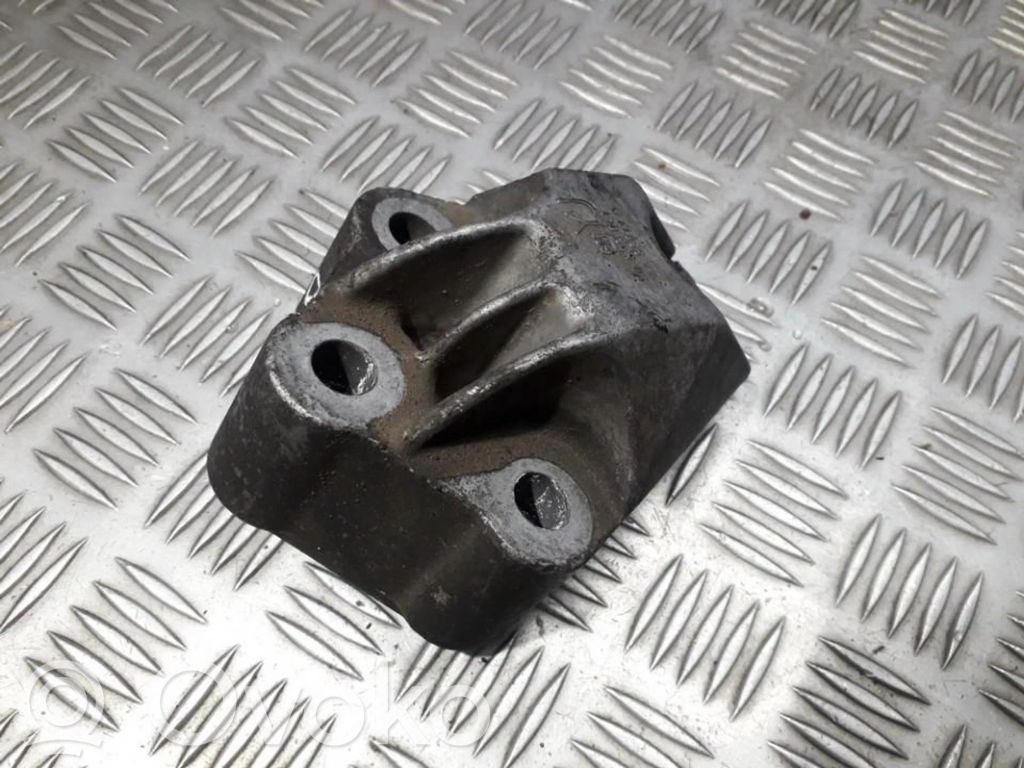 Opel Vectra B Engine mounting bracket 