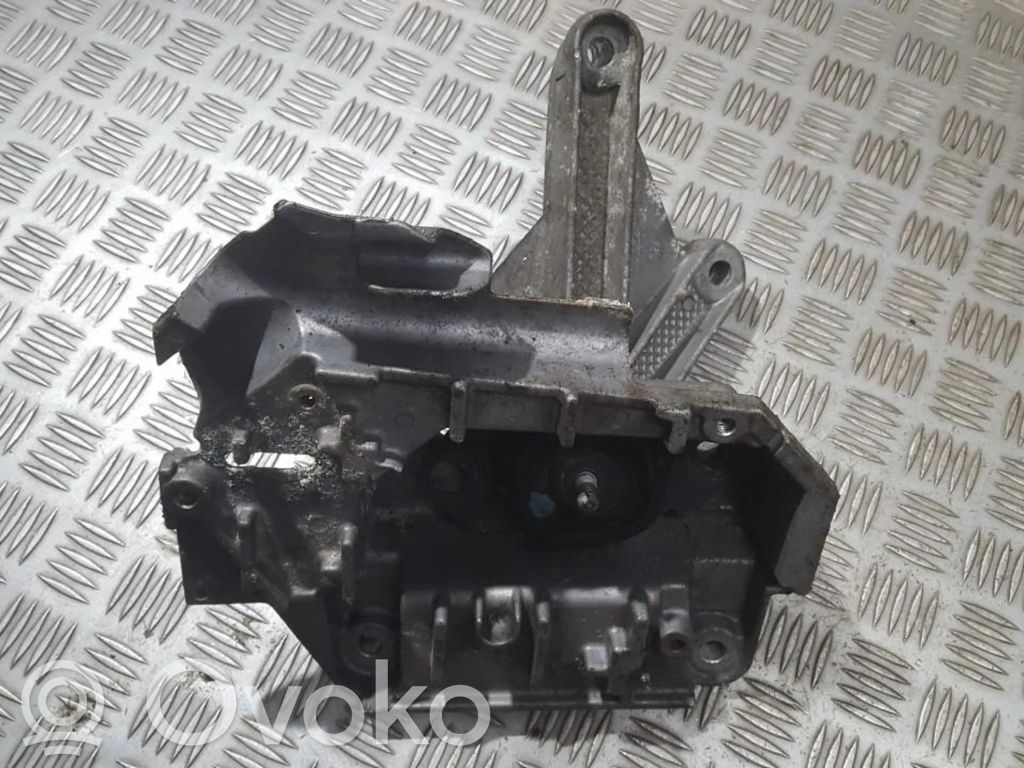 Engine mounting bracket   820043084,820043084