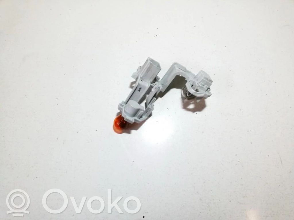 Ford Fiesta Takavalon polttimon suojan pidike 