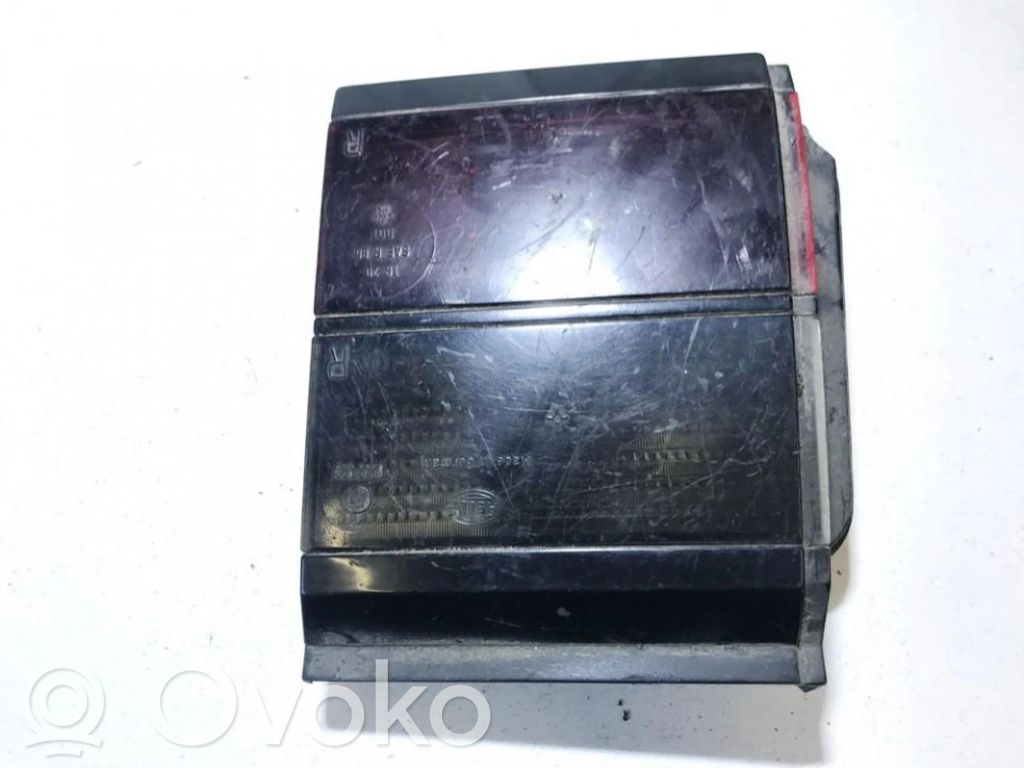 Volkswagen PASSAT B3 Lampă spate în capacul portbagajului 