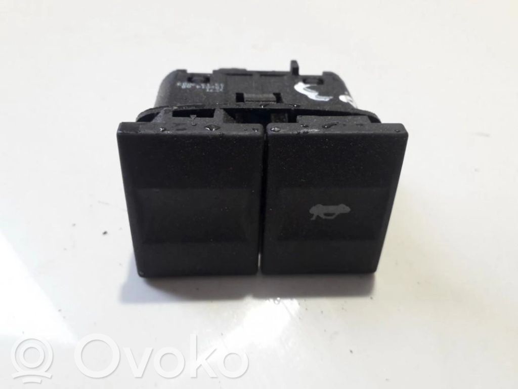 Ford Mondeo Mk III Przełącznik / Przycisk otwierania klapy bagażnika 
