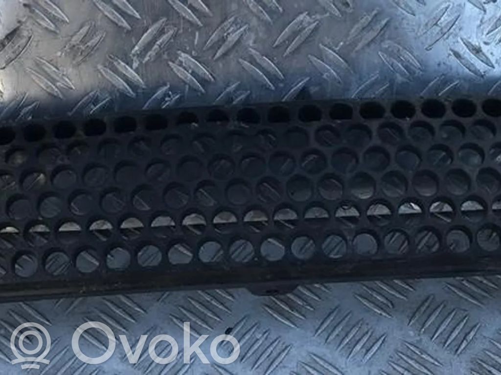 Toyota Corolla E110 Rejilla delantera 