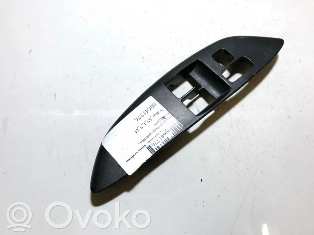 Toyota Yaris Moldura del interruptor de la ventana de la puerta delantera