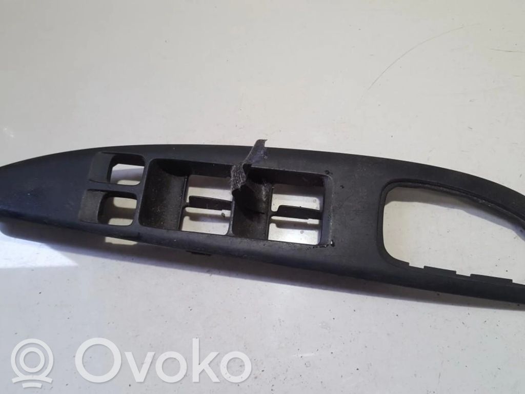 Nissan Primera Moldura del interruptor de la ventana de la puerta delantera