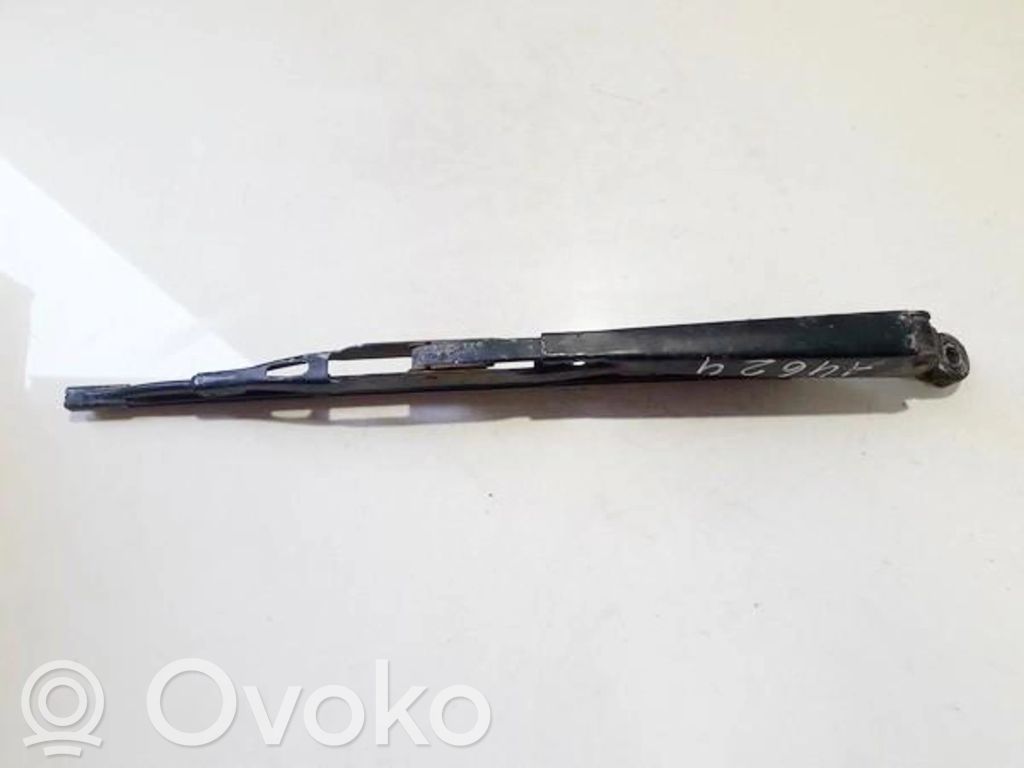 Brazo del limpiaparabrisas trasero   17526AA,17526AA