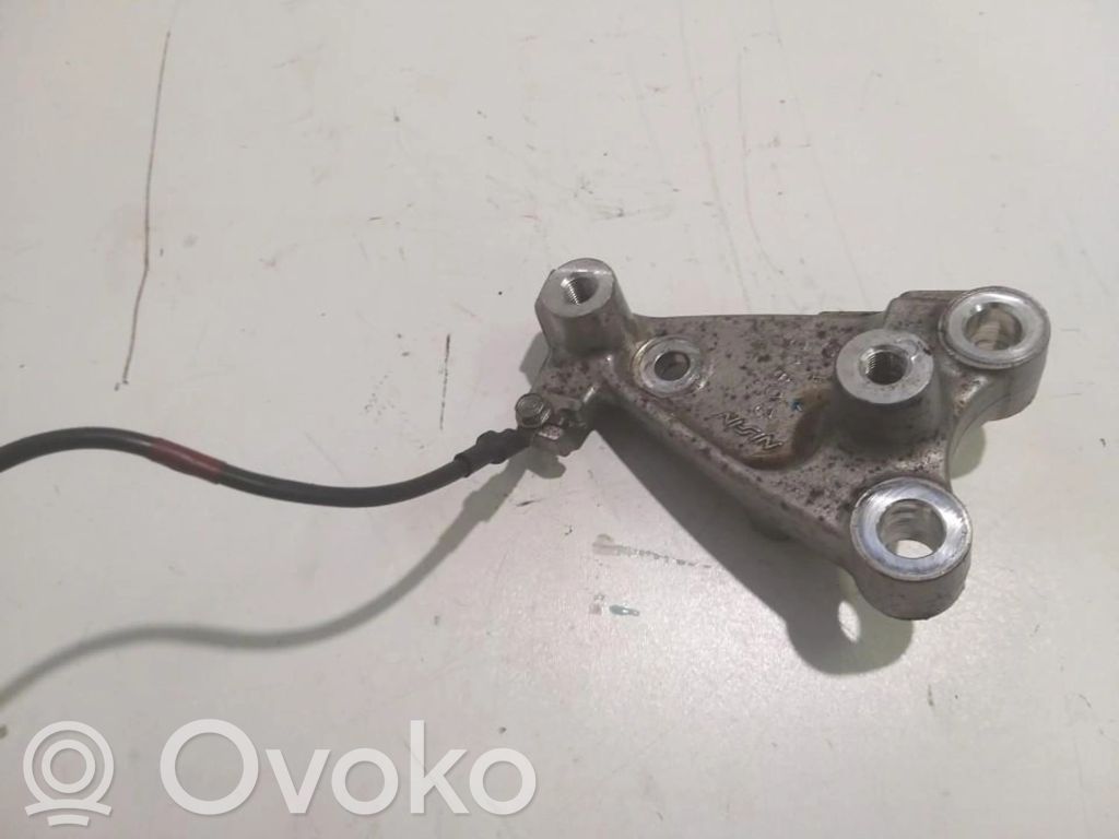 Engine mounting bracket