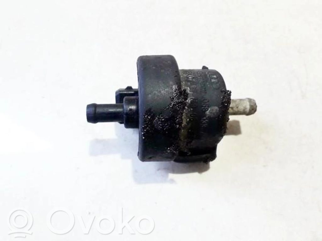 Volkswagen PASSAT B5 Zawór podciśnienia 