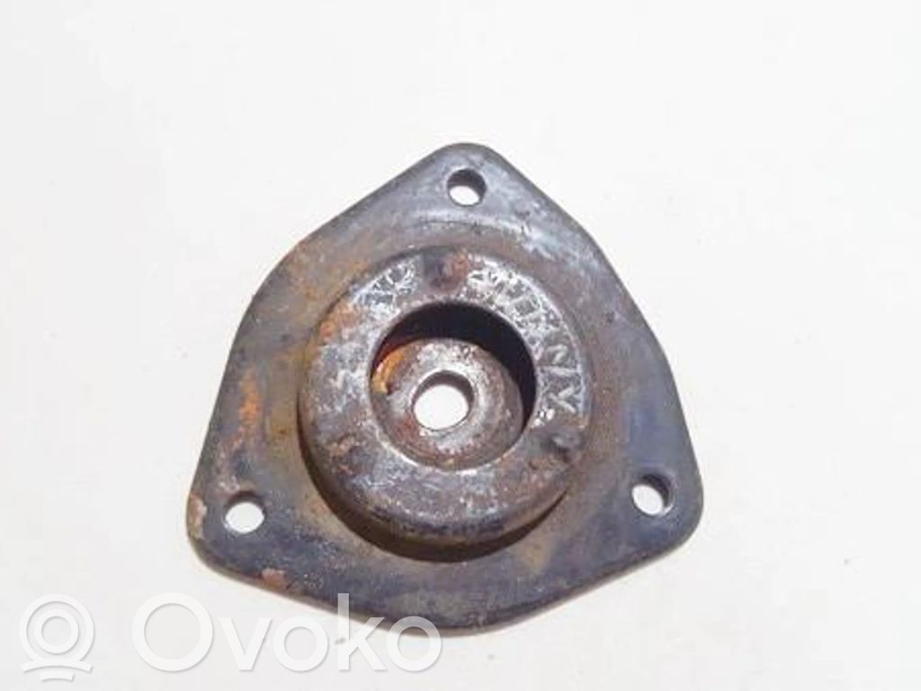 Nissan Sunny Supporto di montaggio della molla elicoidale 
