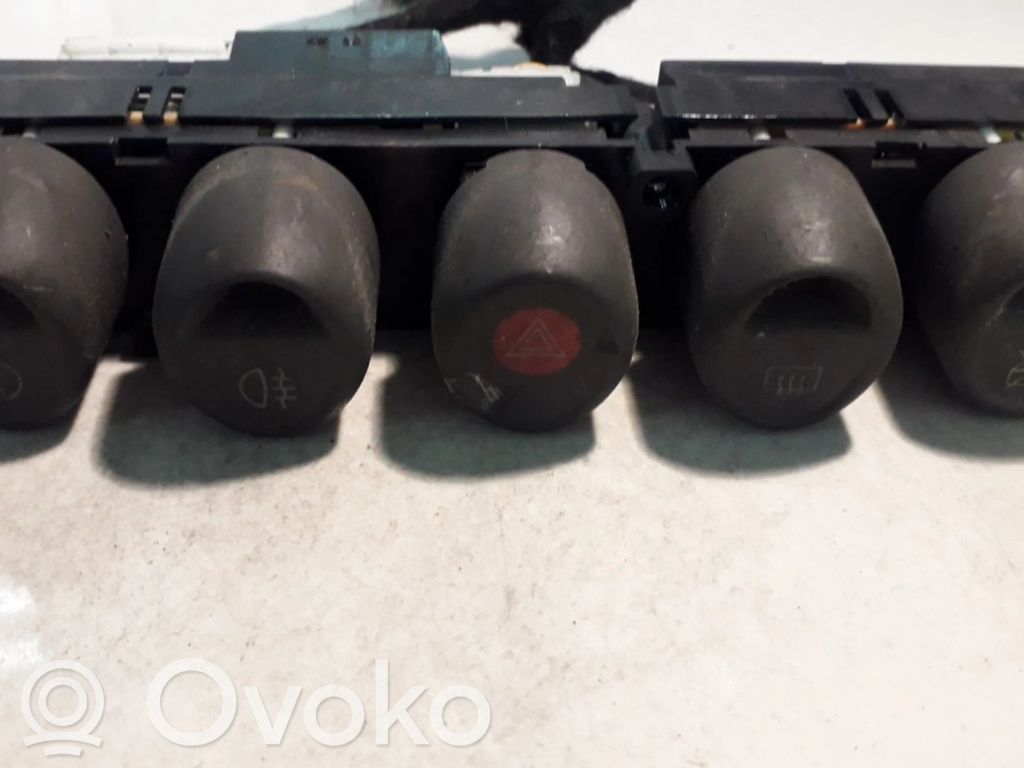 Botón interruptor de luz de peligro   B569,B569