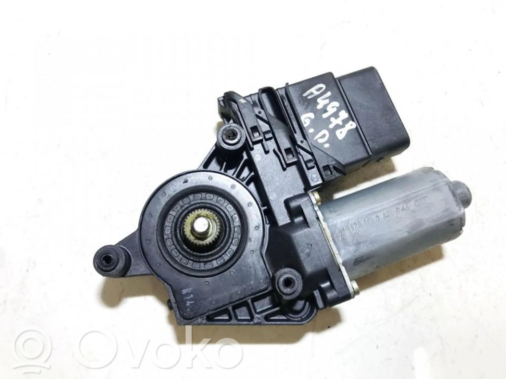 Volkswagen PASSAT B5.5 Moteur de lève-vitre de porte arrière