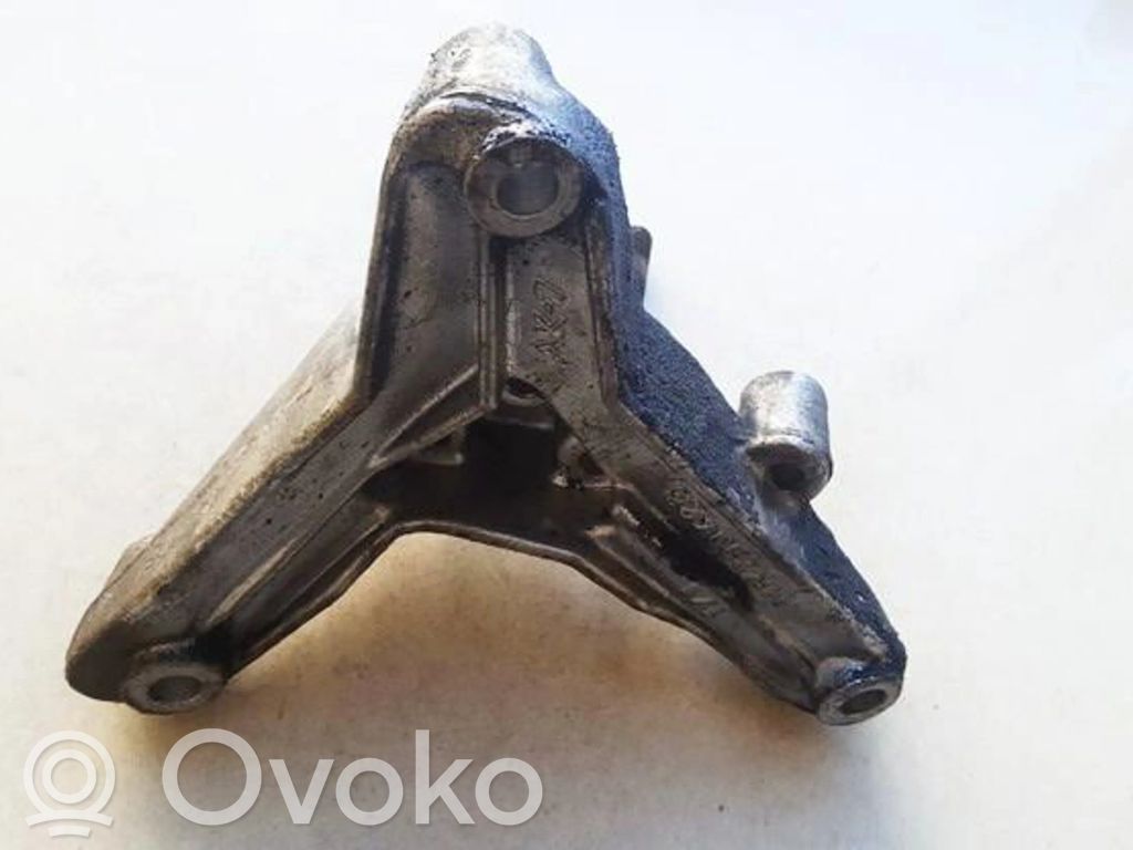 Volvo S40, V40 Engine mounting bracket 