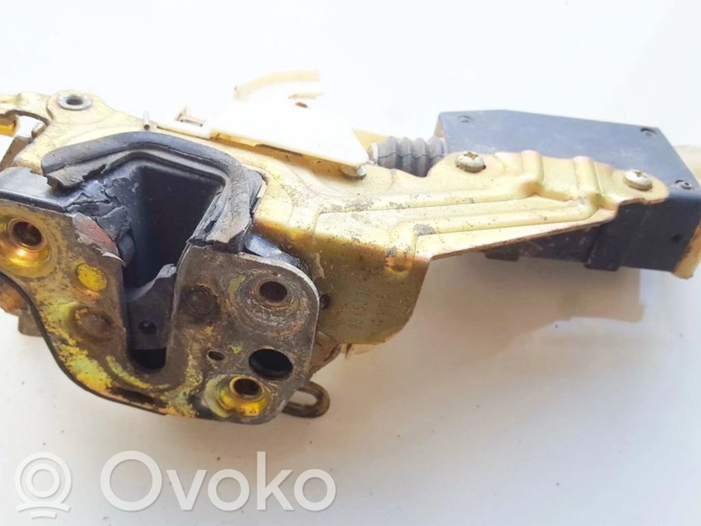 Opel Corsa B Priekšpusē slēdzene 