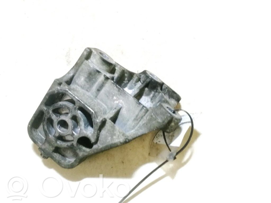 Volvo XC90 Engine mounting bracket 