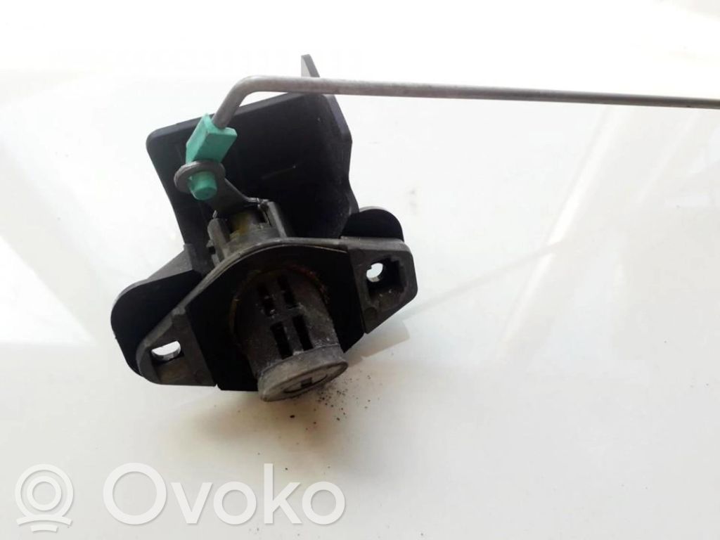 Tailgate exterior lock