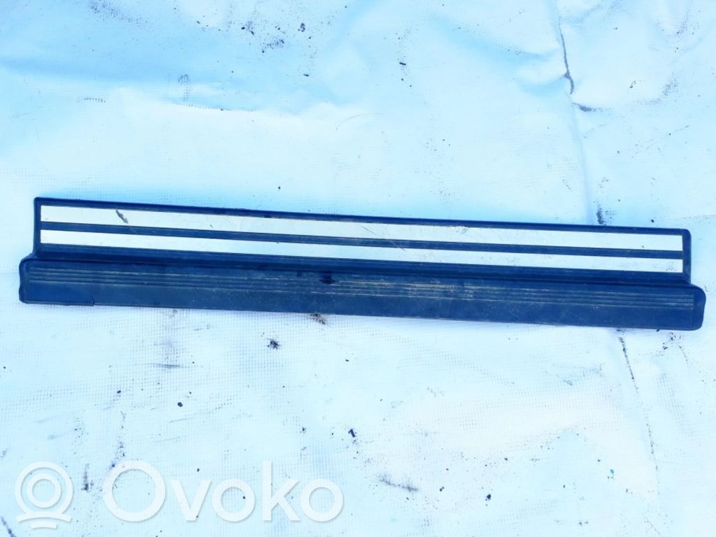 Mercedes-Benz E W210 Moldura protectora del borde delantero 