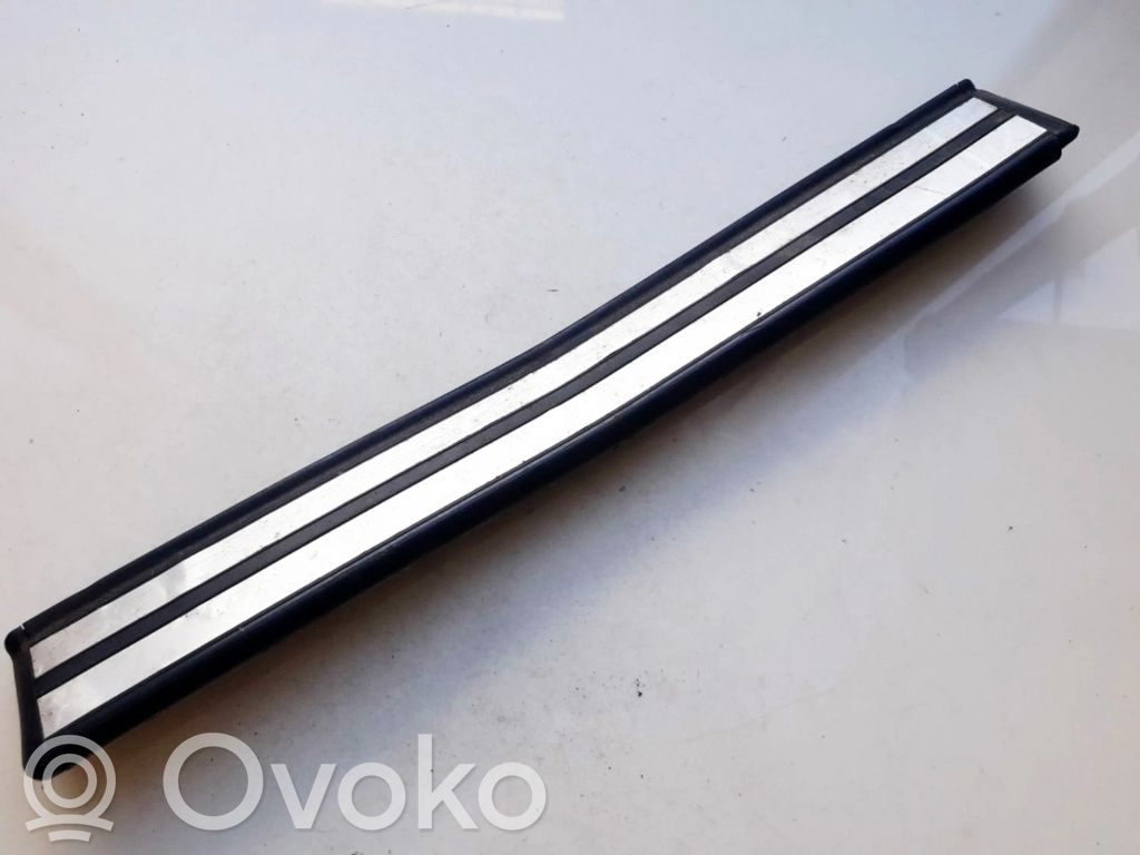 Mercedes-Benz E W210 Copertura del rivestimento del sottoporta posteriore 