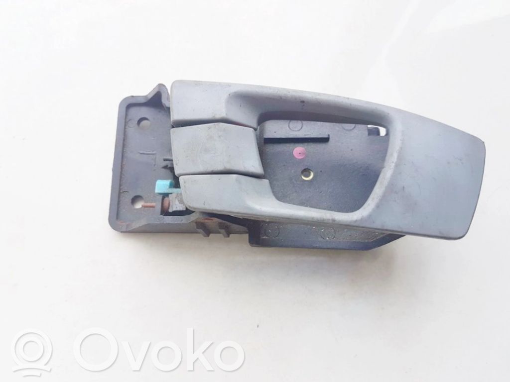KIA Carens I Manecilla interna puerta delantera 