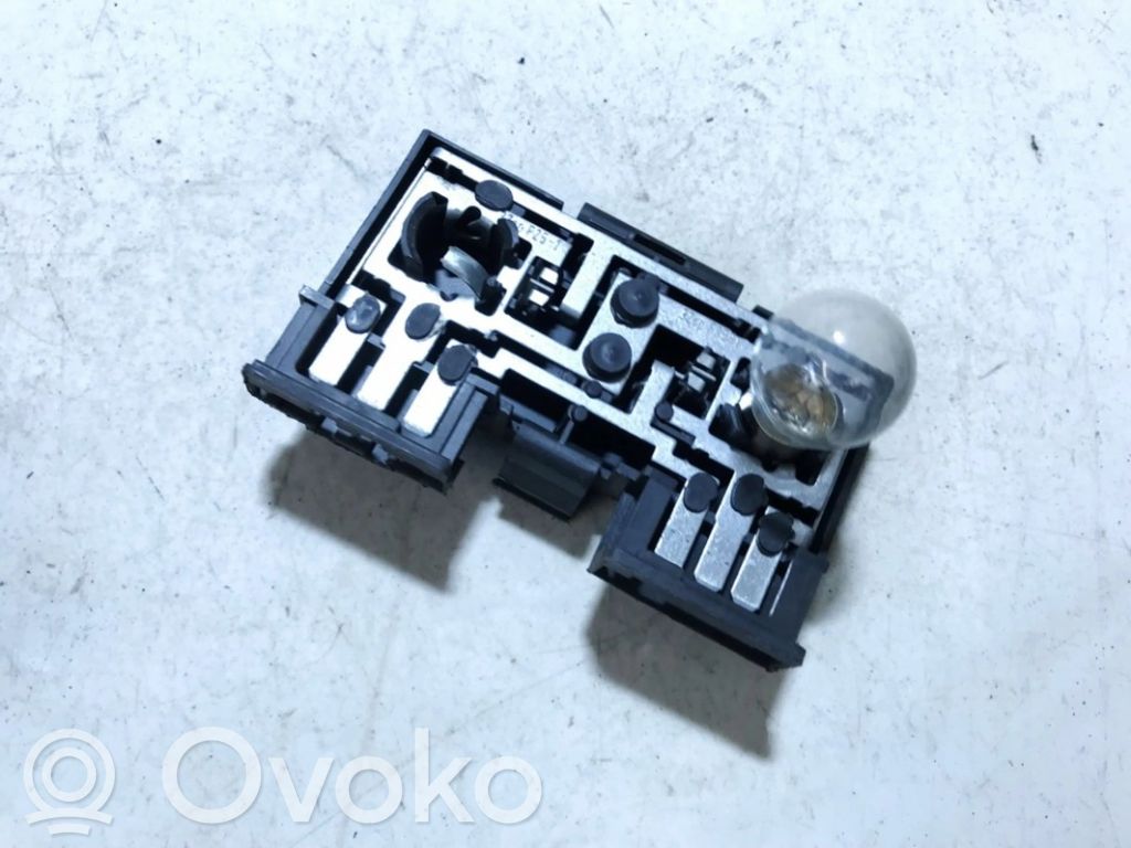 Volkswagen PASSAT B3 Suport becuri lampă spate 