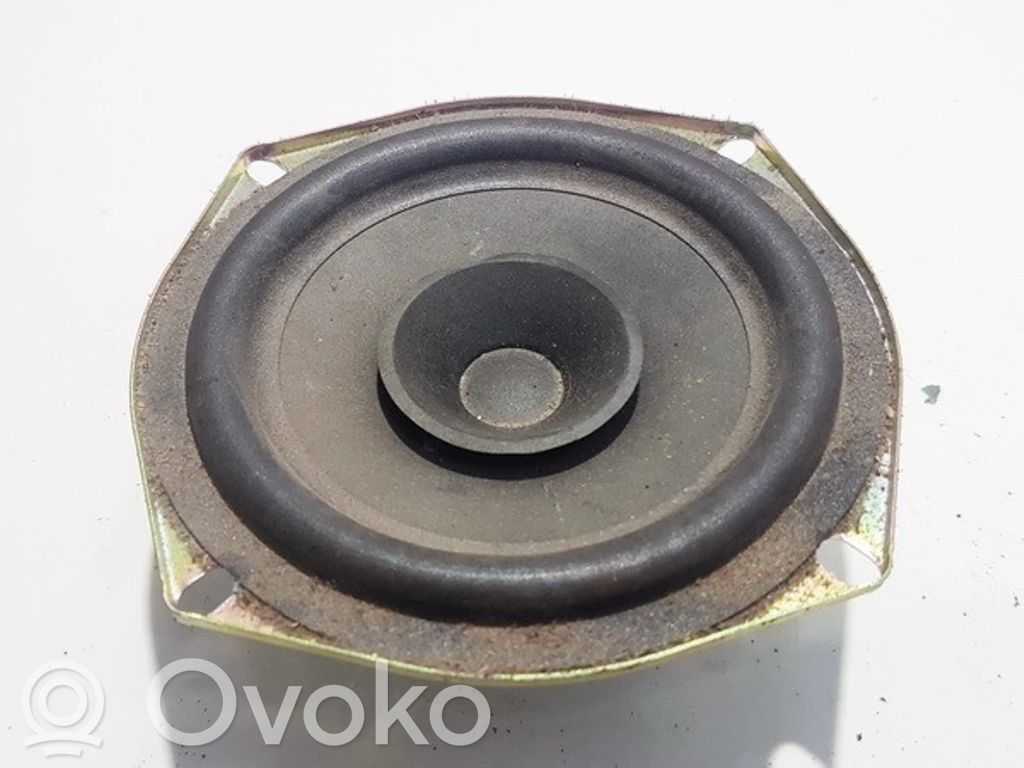 Subaru Justy Etuoven kaiutin 