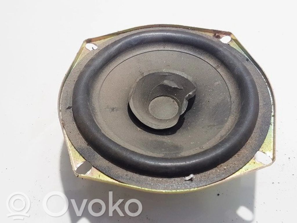 Subaru Justy Etuoven kaiutin 