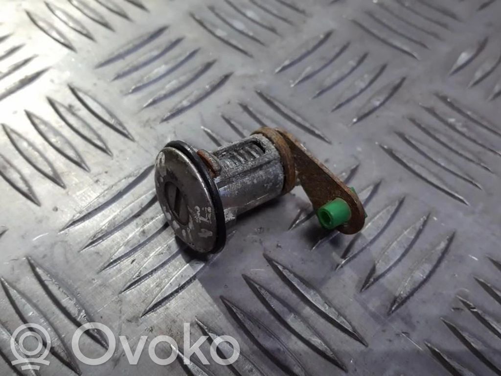 Etuoven lukko (kahvan vieressä)