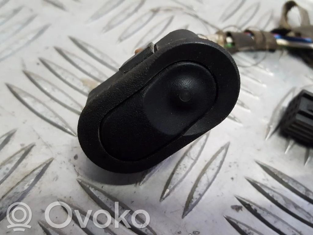 Opel Omega B1 Przyciski szyb 