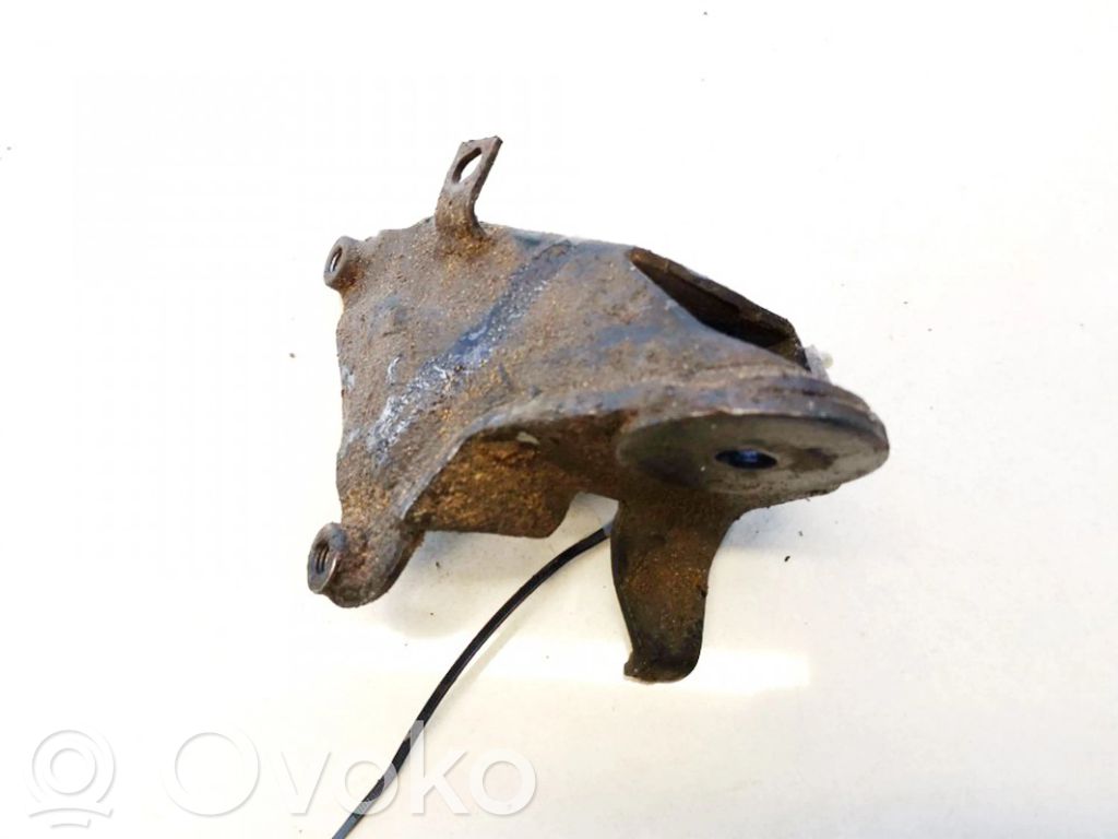 Engine mounting bracket