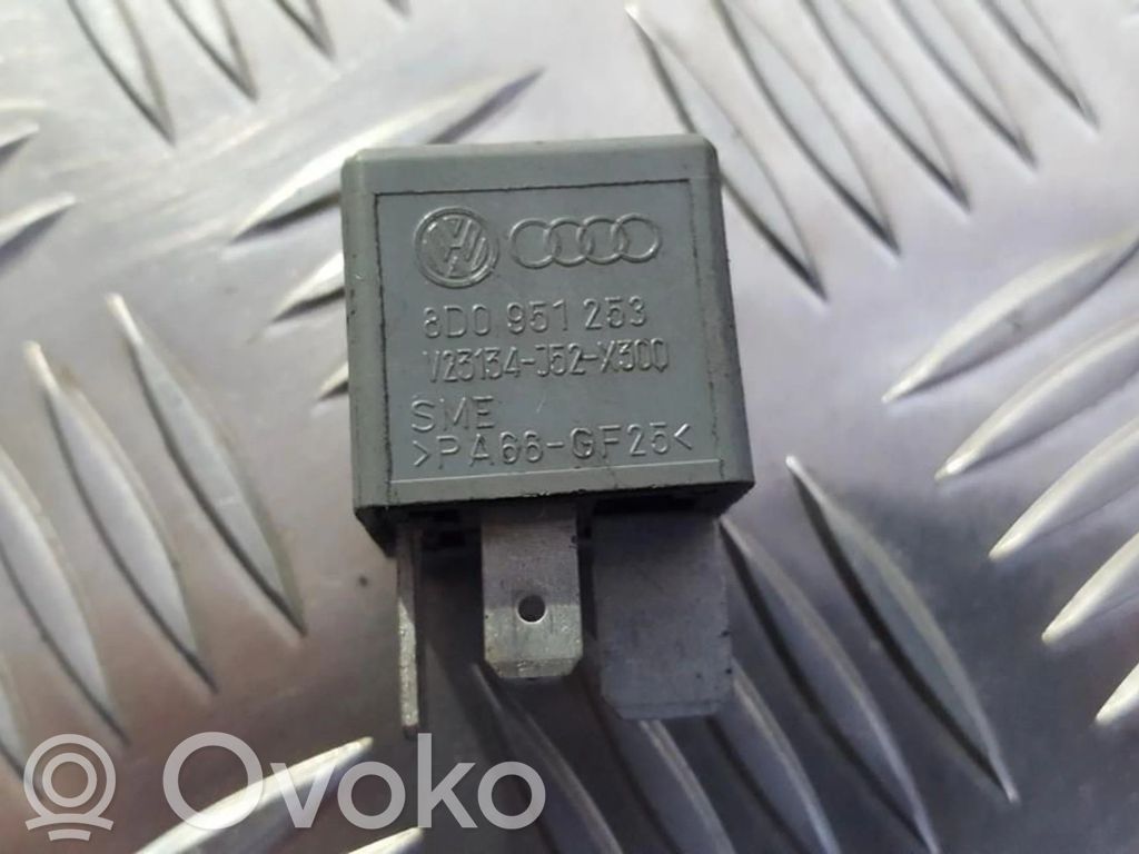 Altri relè   8D0951253,V23134J52X300,8D0951253,V23134J52X300,V23134J52X300