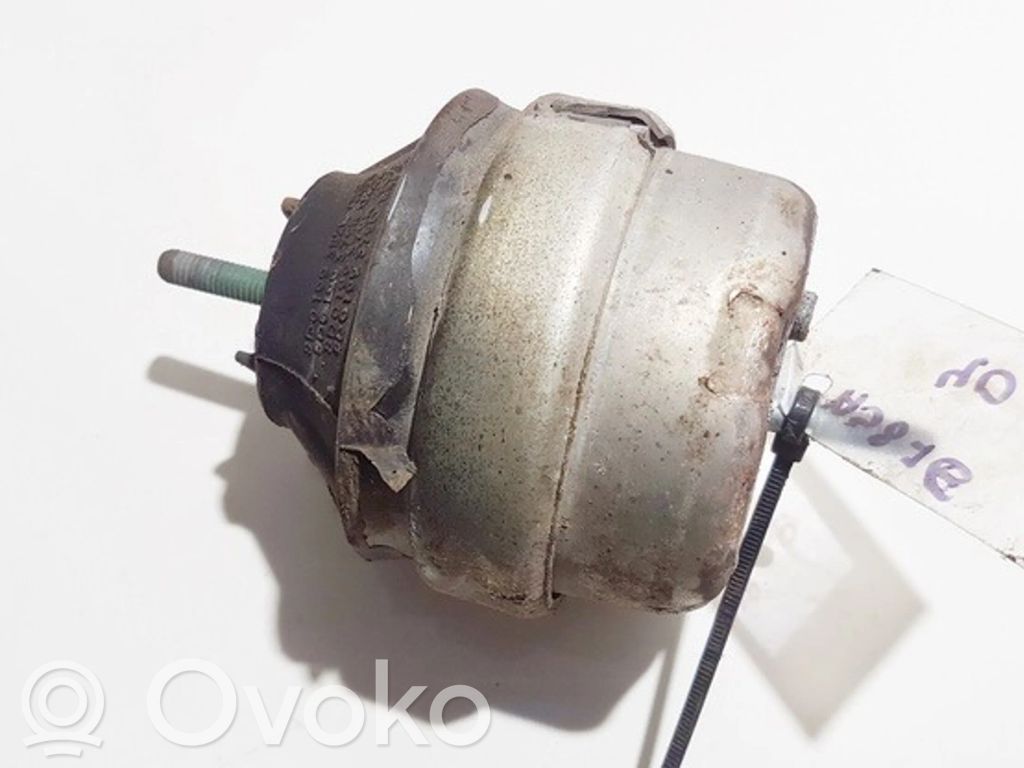 Volkswagen PASSAT B5.5 Engine mount bracket 