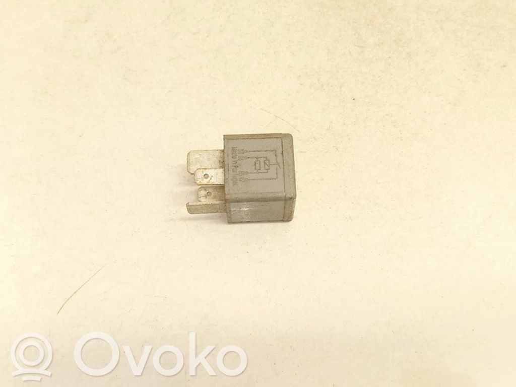 Audi A4 S4 B5 8D Inne przekaźniki 