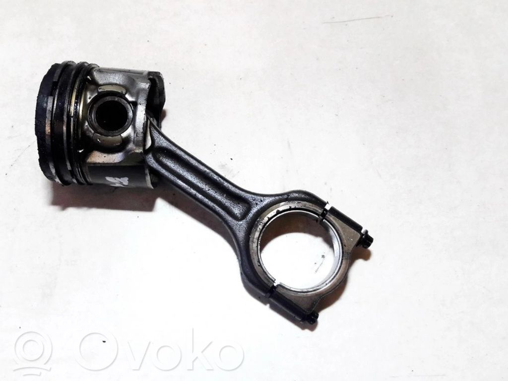 Ford Focus Tłok z korbowodem 