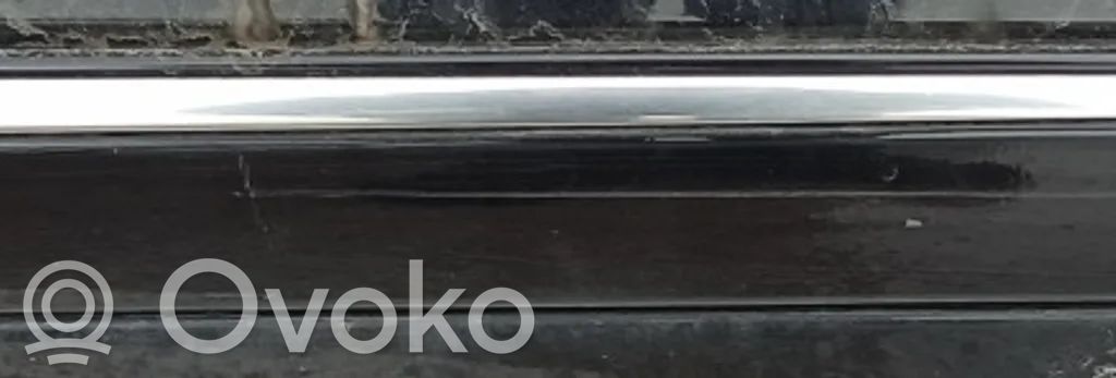 Mercedes-Benz E W211 Takaoven lista (muoto) 
