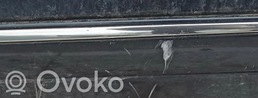 Mercedes-Benz E W211 Takaoven lista (muoto)