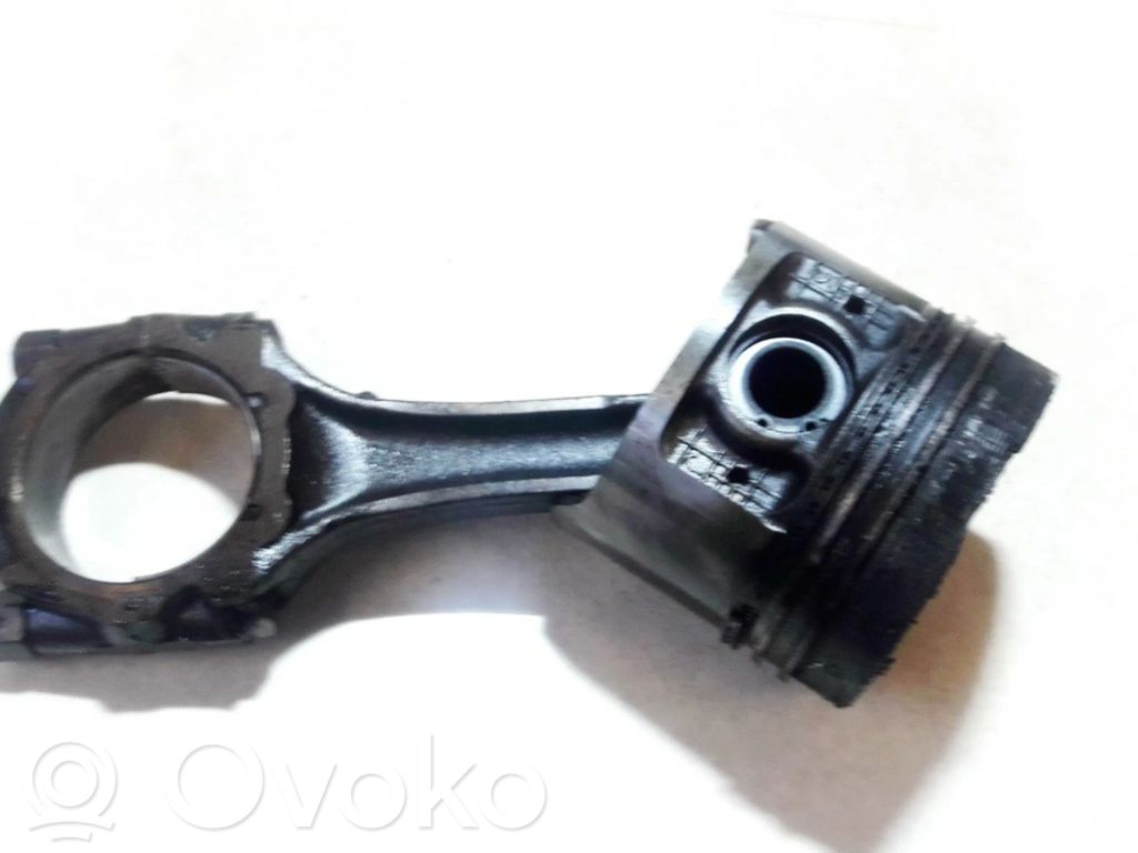 Nissan Almera Tłok z korbowodem