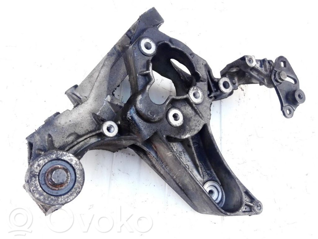 Renault Megane I Engine mounting bracket 