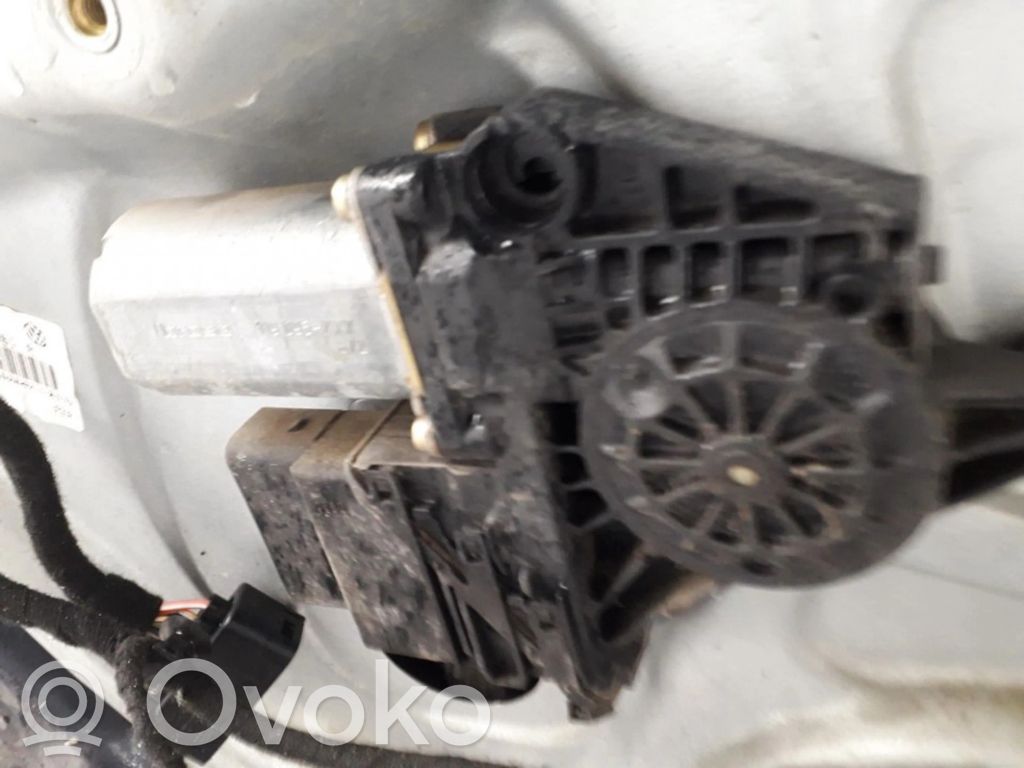 Volkswagen PASSAT B5.5 Asa reguladora de la puerta trasera