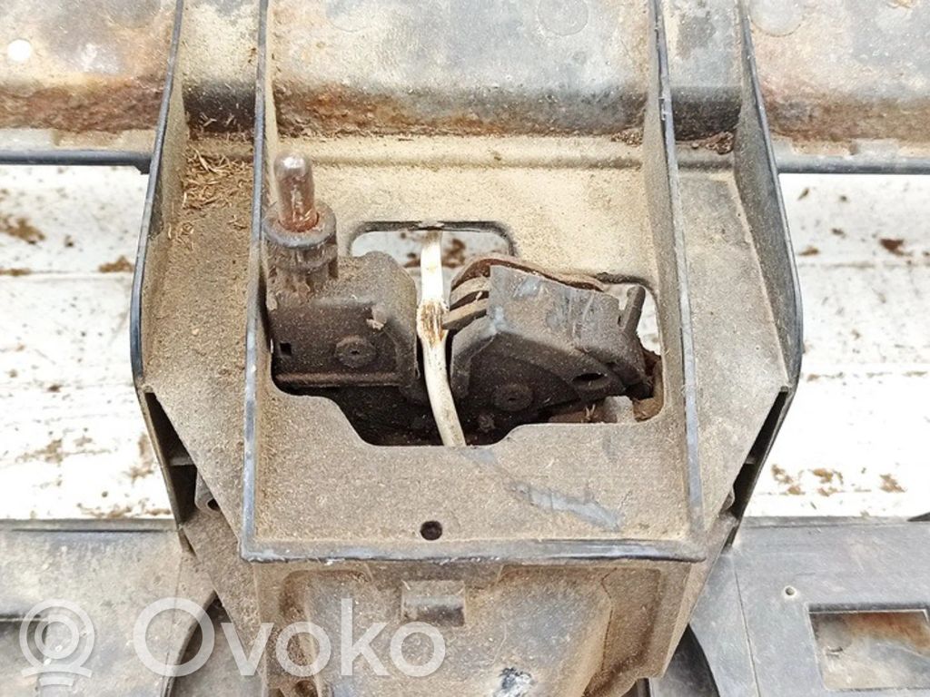 Spyna variklio dangčio