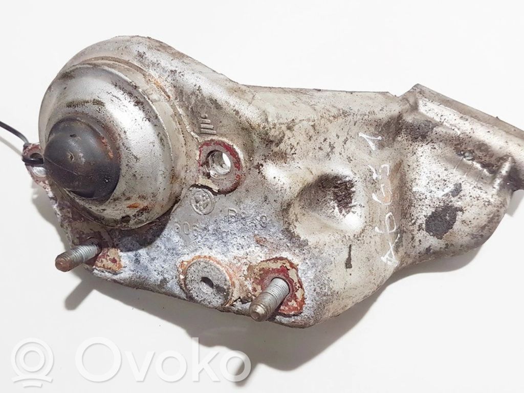 Engine mounting bracket