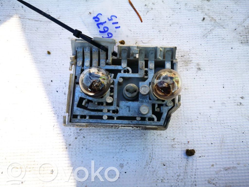 Audi 80 90 B3 Takavalon polttimon suojan pidike 