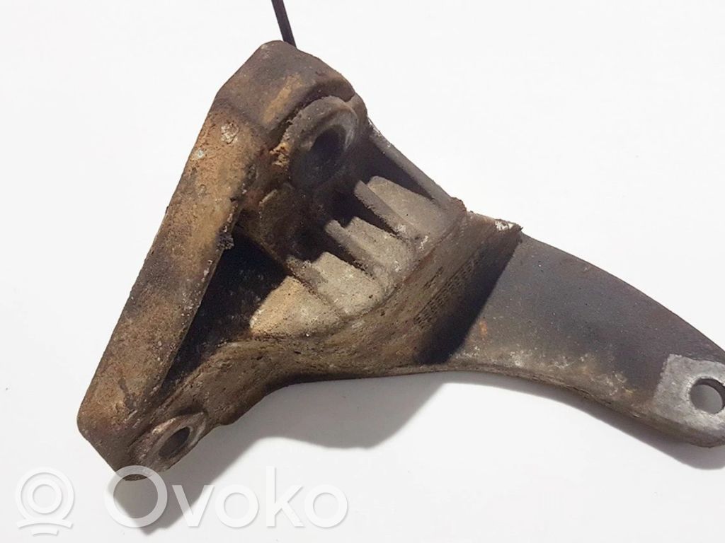Ford Mondeo Mk III Engine mounting bracket 