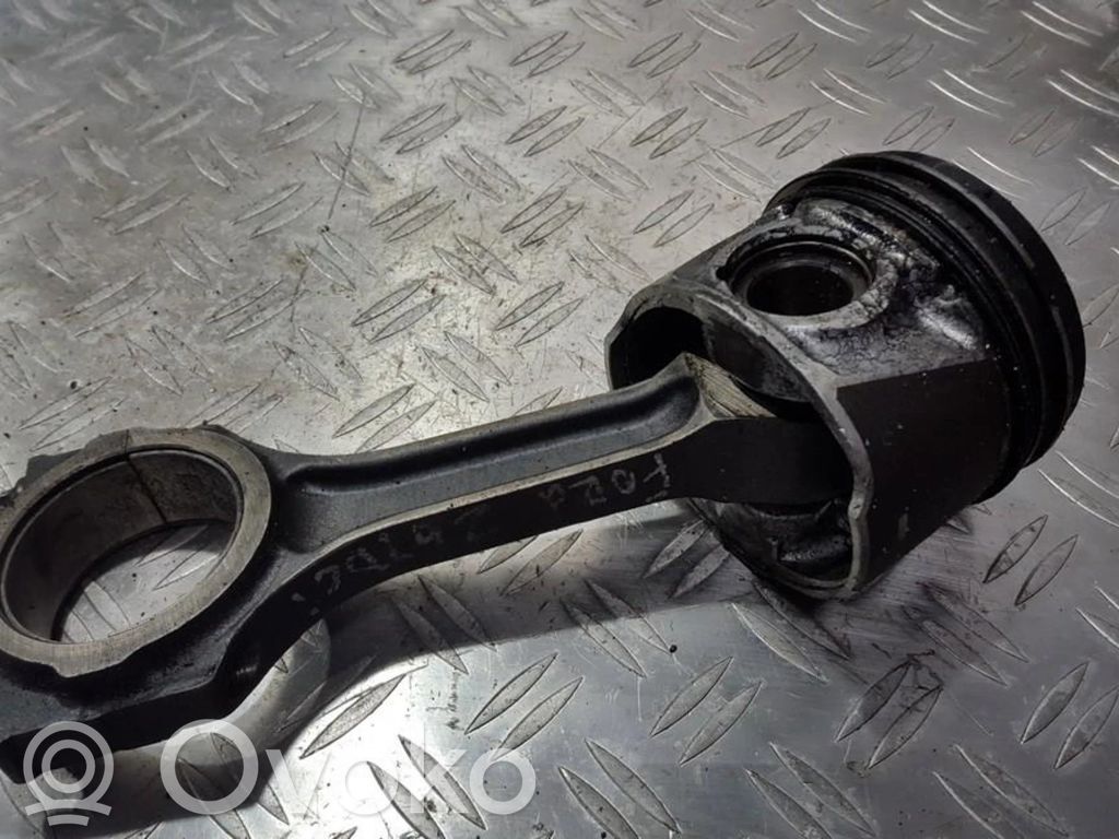 Piston cu bielă