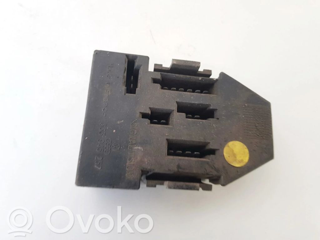 Volkswagen PASSAT B3 Takavalon polttimon suojan pidike 