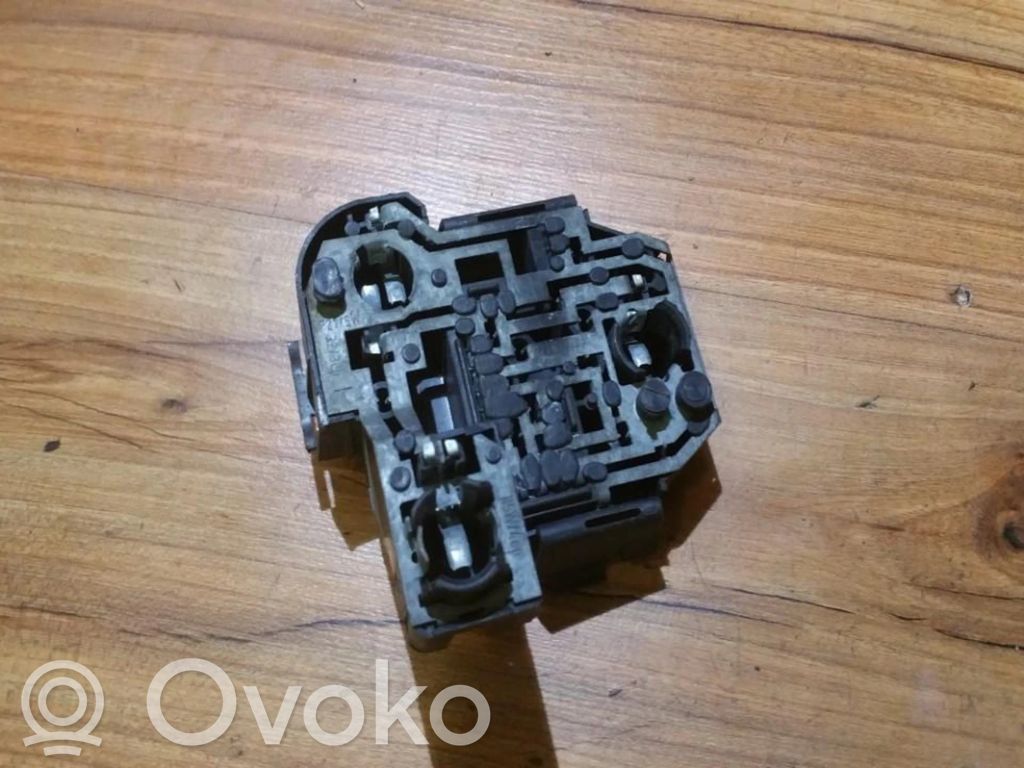 Takavalon polttimon suojan pidike   357945257,357945257