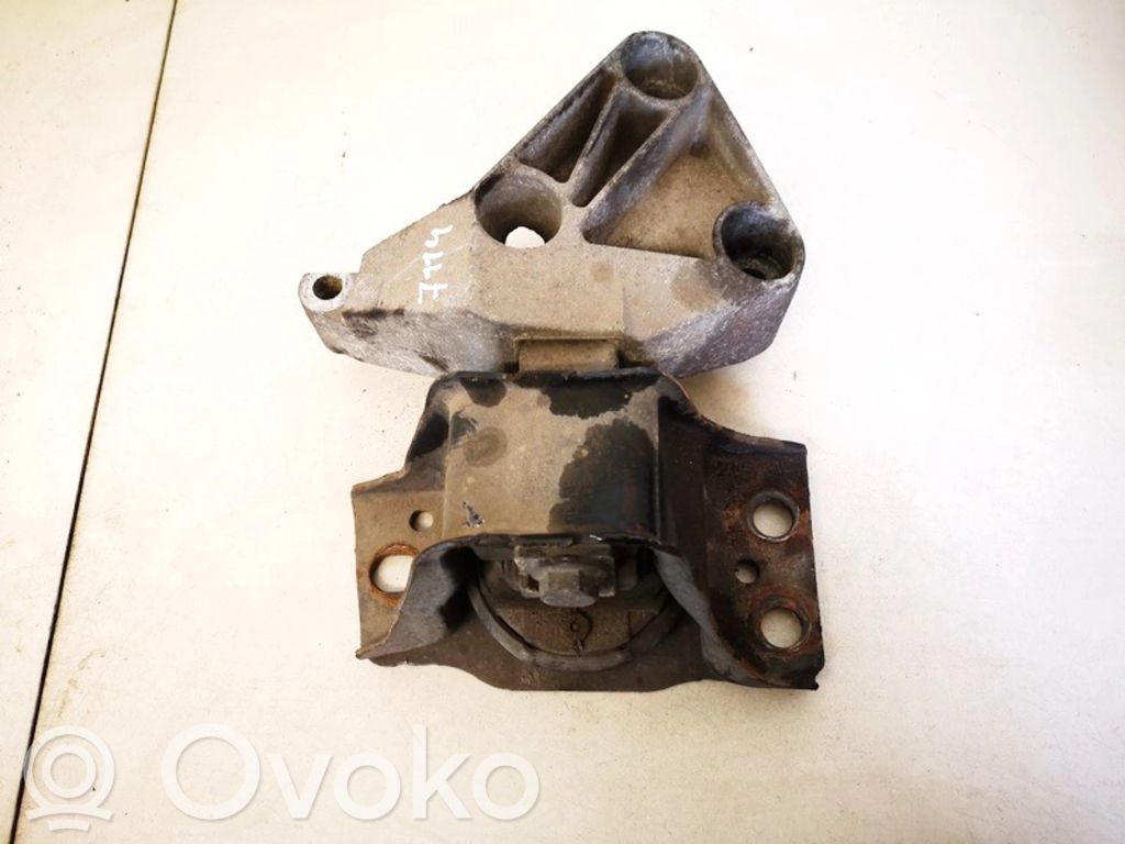 Nissan Almera N16 Engine mount bracket 