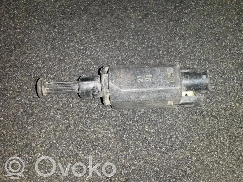 Volkswagen PASSAT B3 Jarrupolkimen anturin kytkin 