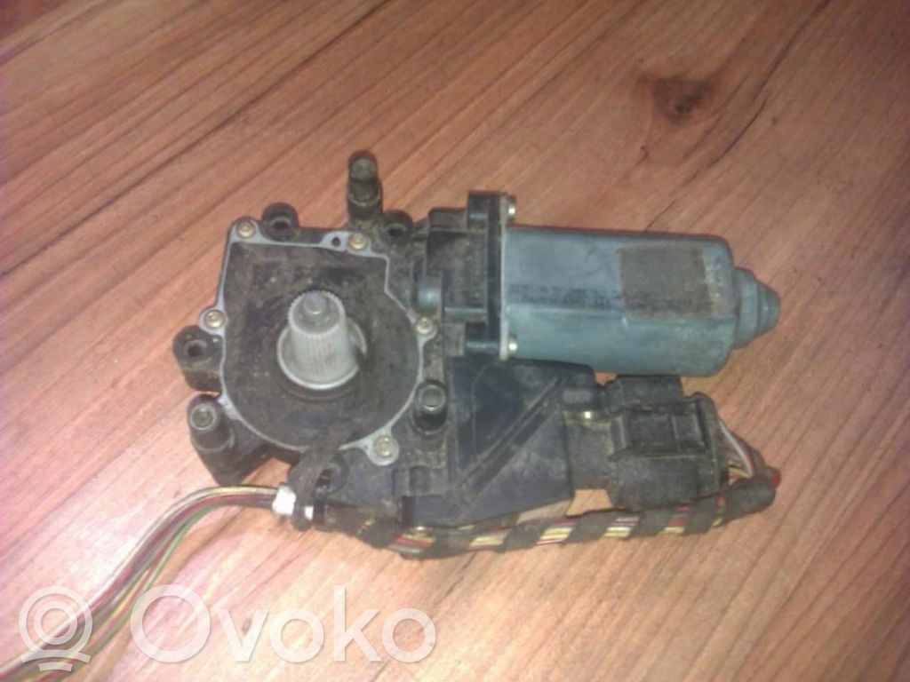 Audi A8 S8 D2 4D Silniczek podnoszenia szyby drzwi tylnych 